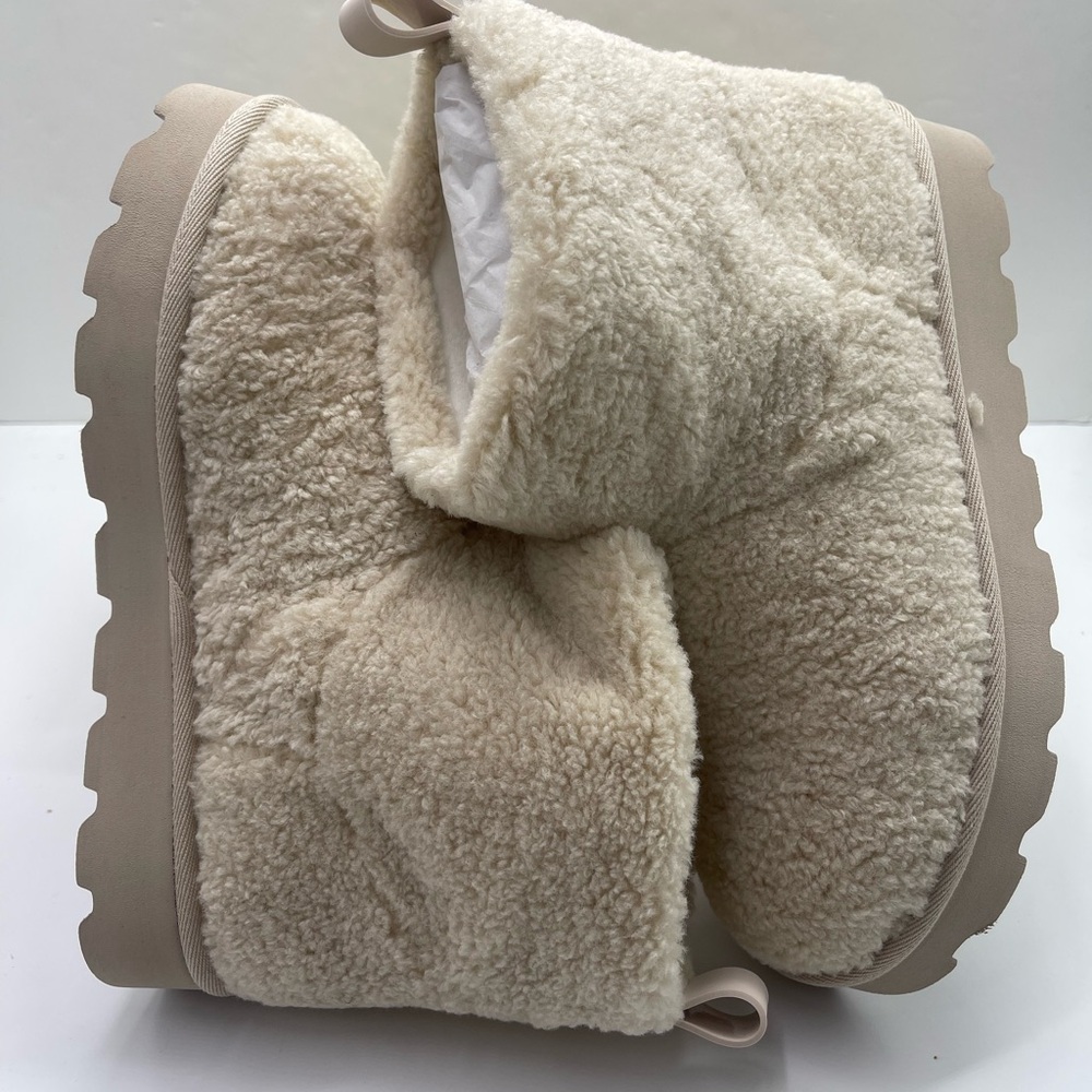 Michael Kors WINNIE BOOTIE W10
FAUX CURLY SHEARLING
49F5WNFE5D Natural 
Sherpa - Picture 7 of 16